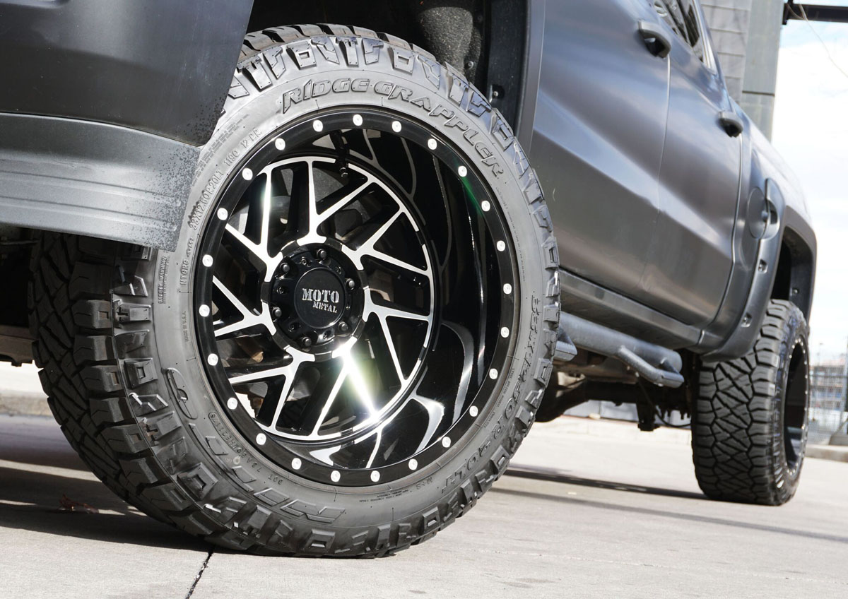 Chevy Silverado w 20x12 Moto Metal 985 Wheels & 33x12.50r20 Nitto Ridge Grappler Tires